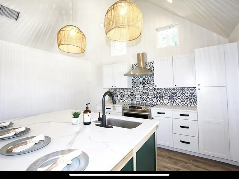 821 Hale St — Photo 13