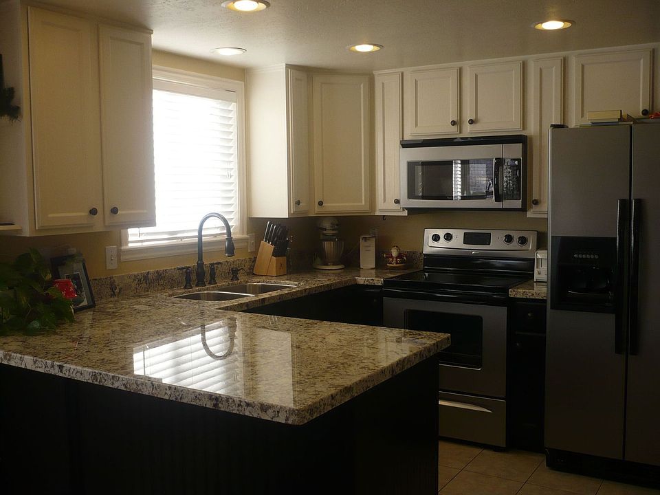 Updated kitchen with new appliances!