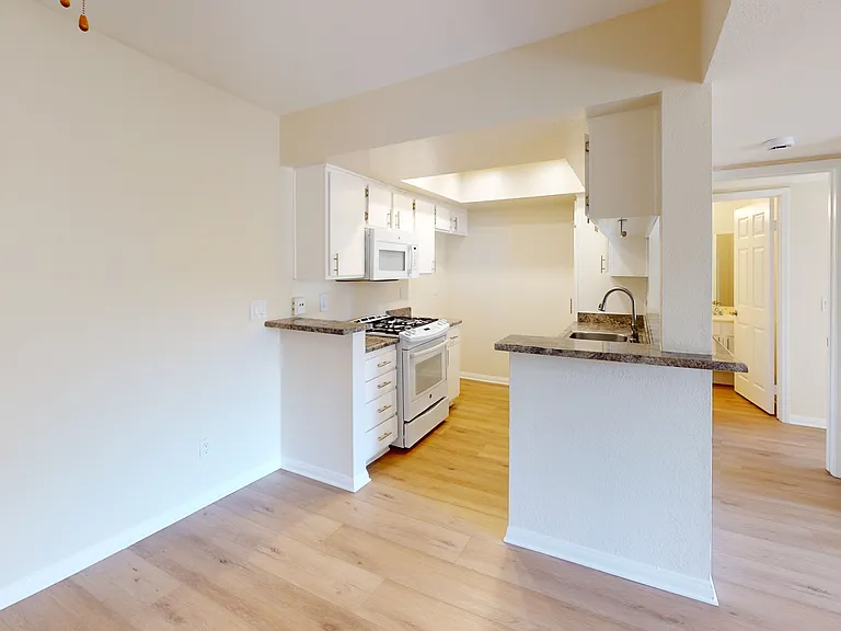 Elizabeth Arms Apartments — Photo 10