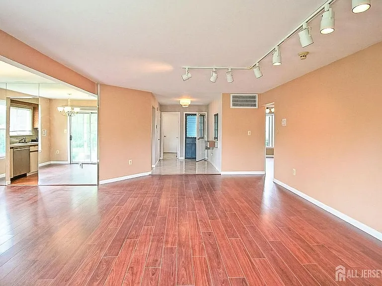 2 Bristol Ct — Photo 5