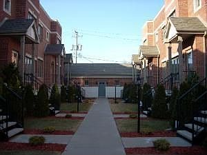 1st image of 424 E Oakwood Blvd Unit 2