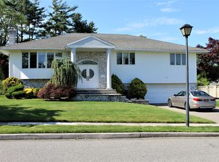 275 Robby Ln, New Hyde Park, NY 11040