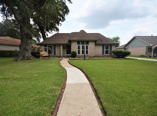 104 Raintree Ln, Lake Jackson, TX 77566