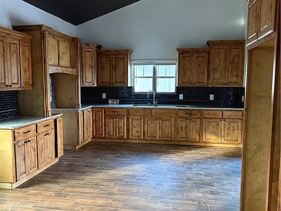 3rd image of 870 Pine Ln