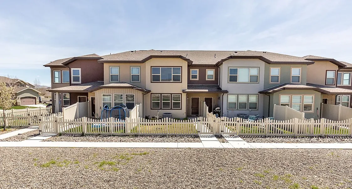 3 bed, 1333 sqft, $2,297 — Photo 1
