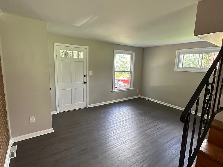 1599 Ingleside Ave — Photo 2