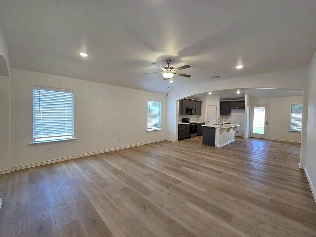 4 bed, 2.0 bath, 1910 sqft, $2,750 — Photo 2