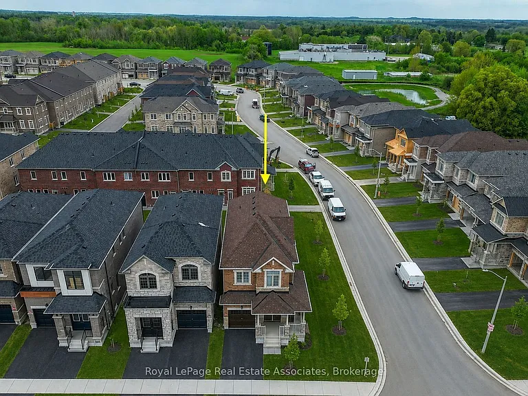 34 Attwater Dr E — Photo 2