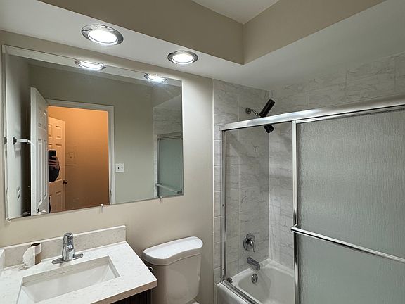 3rd image of 5917 N Kenmore Ave APT 327