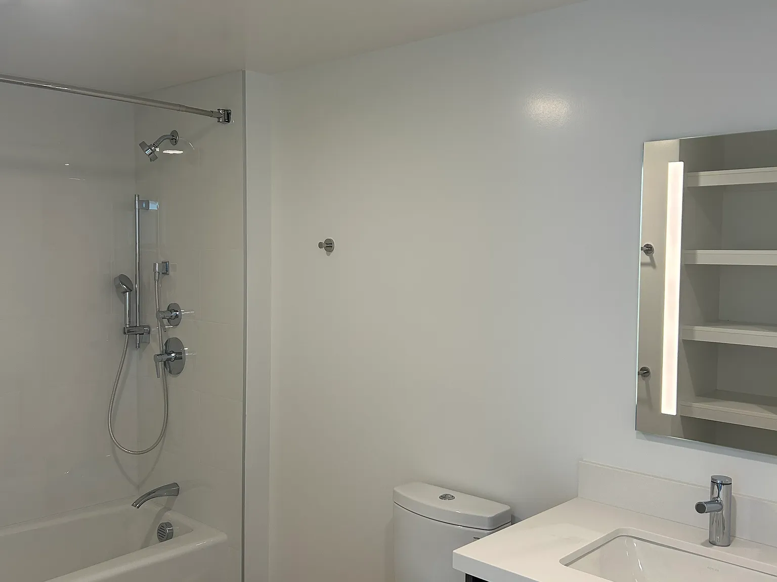 2 bed, 944 sqft, $4,275 — Photo 4