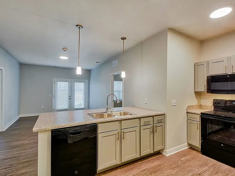 2810 SE Rio Dr — Photo 2
