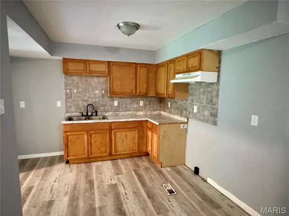 10870 Spring Garden Dr, Saint Louis, MO 63137
