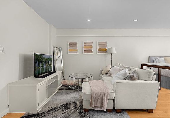 3rd image of 170 W 23rd St APT 4R