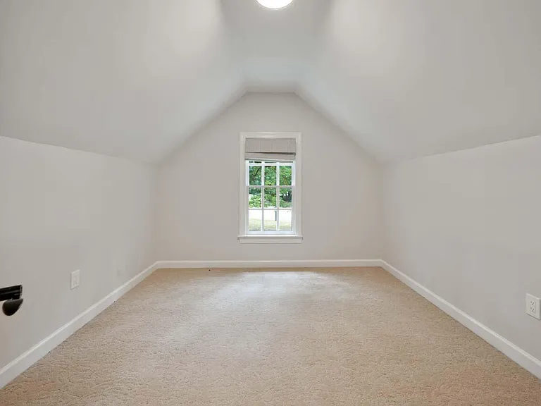 1202 Summerville Ln — Photo 33