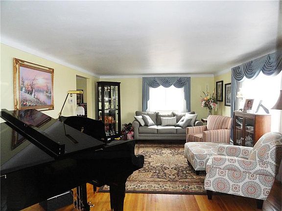 5th image of 293 Hillcrest Dr