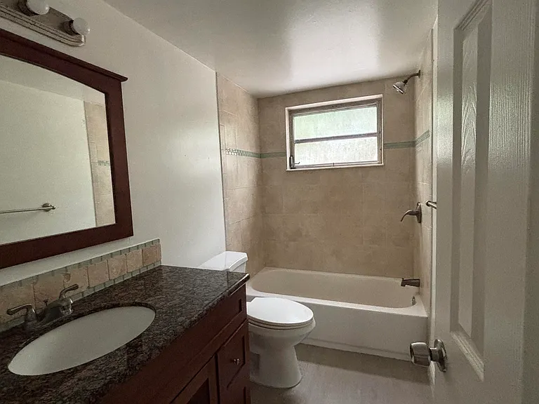 1916 SW 11th St #5 — Photo 11