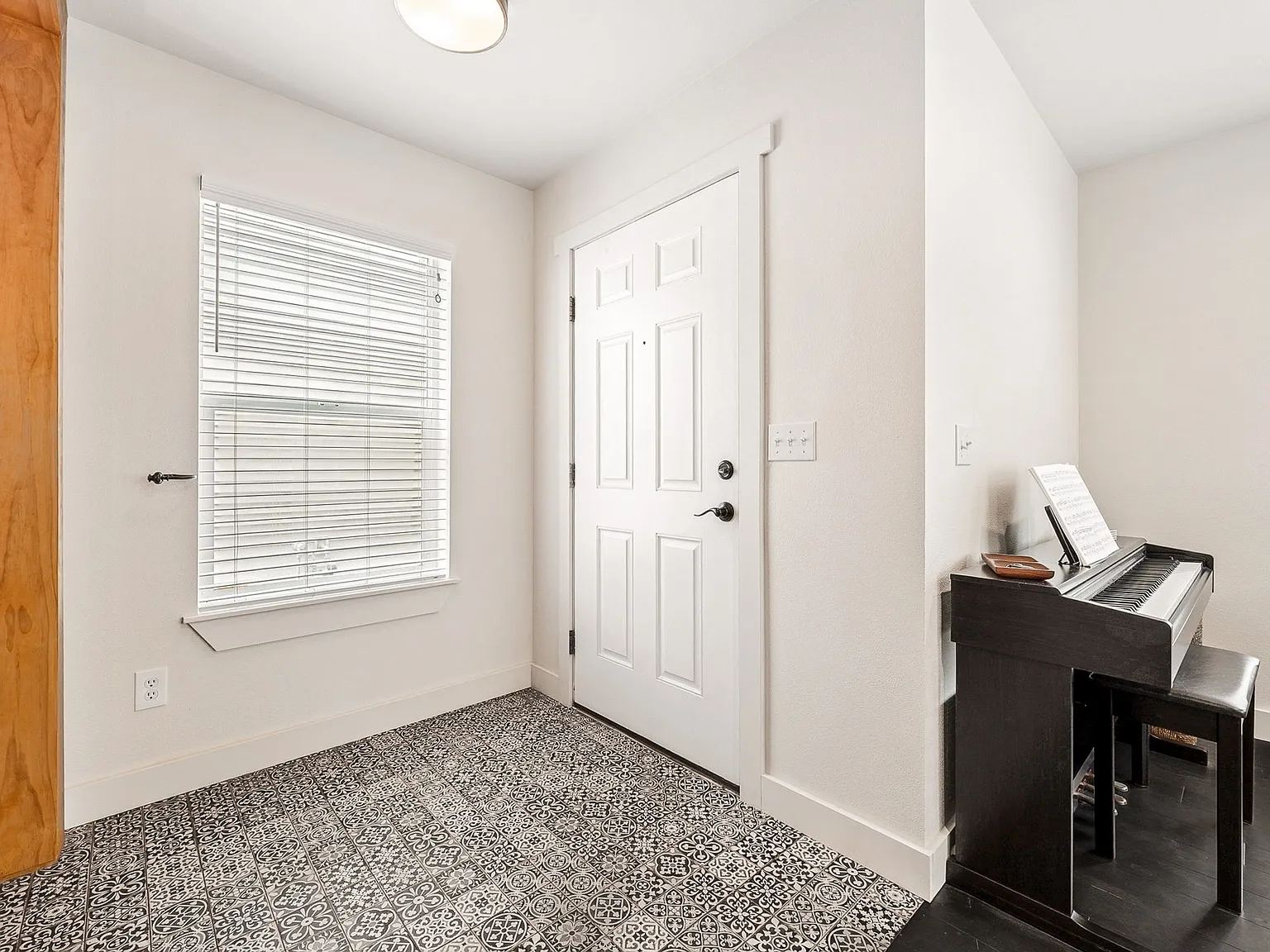 3 bed, 2.5 bath, 1596 sqft, $2,950 — Photo 4