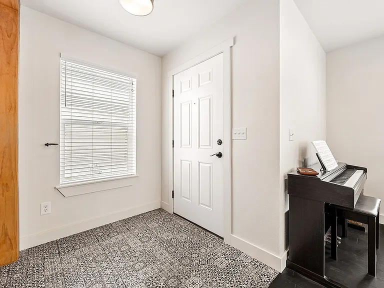 1349 Hudson St — Photo 4
