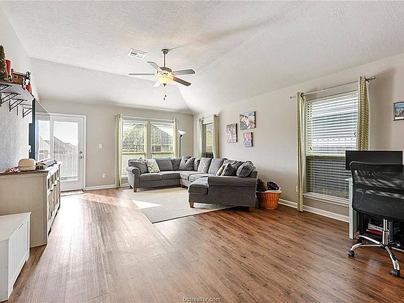 4th image of 2121 Dumfries Dr