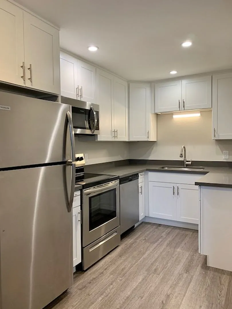 Raphael Court Apartments — Photo 3