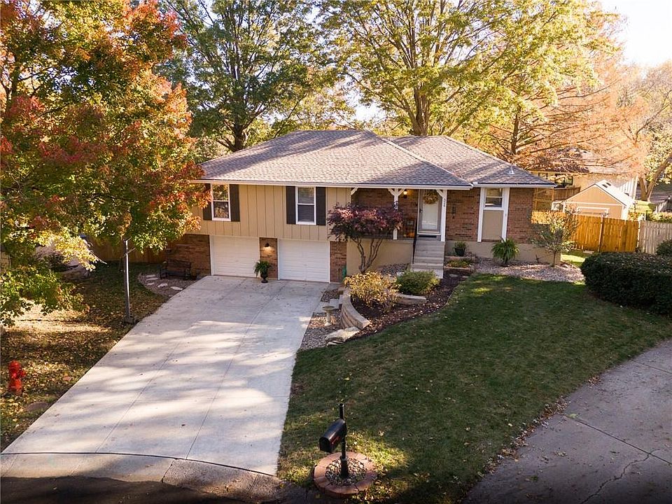 1st image of 524 NE Lee Dr