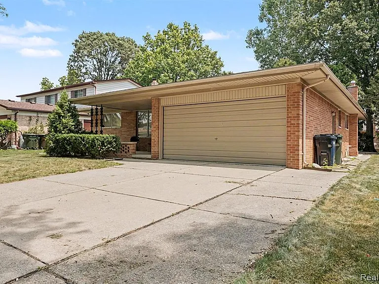 35656 Saxony Dr — Photo 3