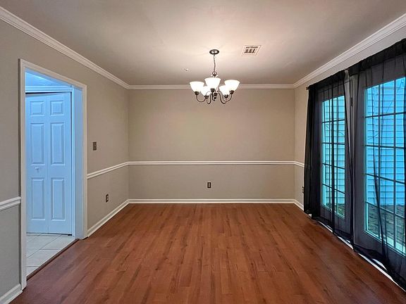 5th image of 598 Saint James Walk SE