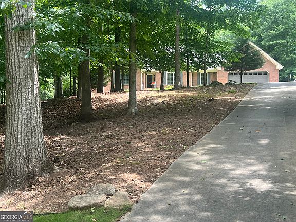 2nd image of 61 Hunters Way