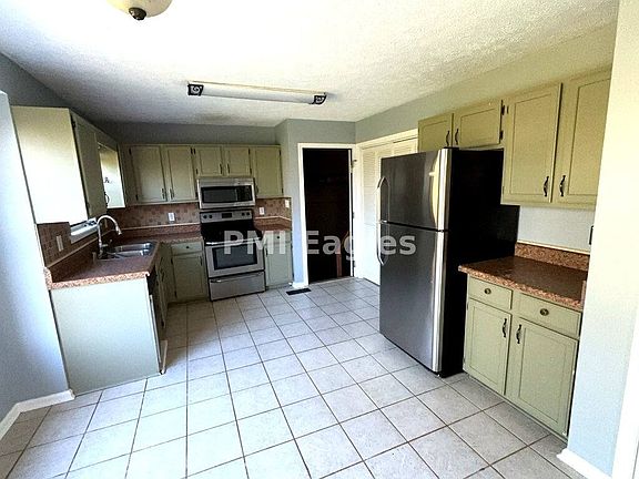 2nd image of 916 Linda Dr