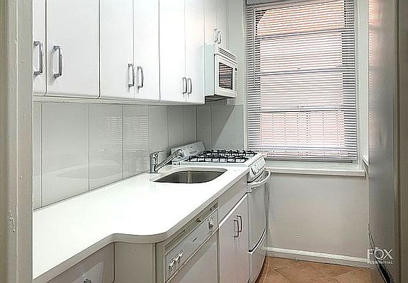 5th image of 161 E 88th St APT 5A