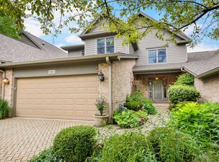 1043 Crestwood Cir, Saint Charles, IL 60175