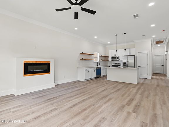 4th image of 828 Regnault Ave