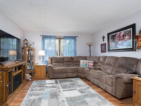5th image of 3941 Locust Hill Dr