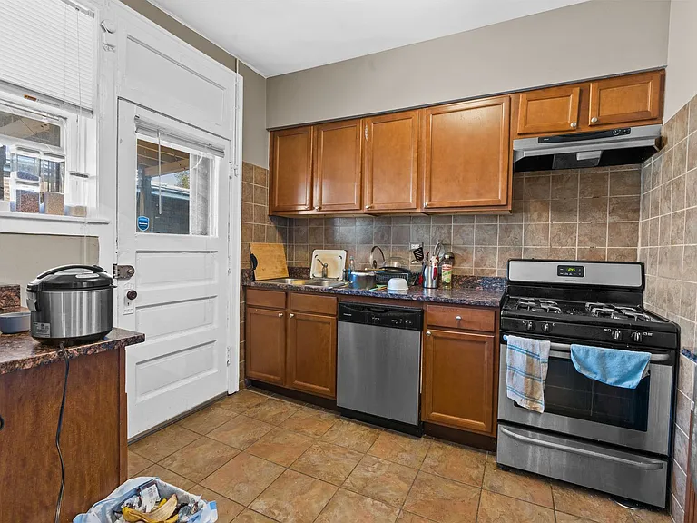 3501 N Pine Grove Ave — Photo 14