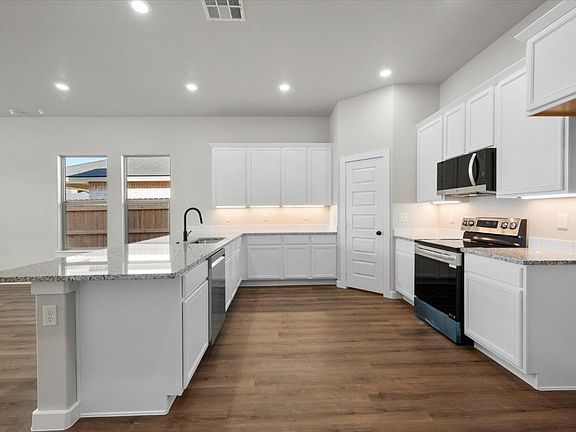 5th image of 625 E 31st St