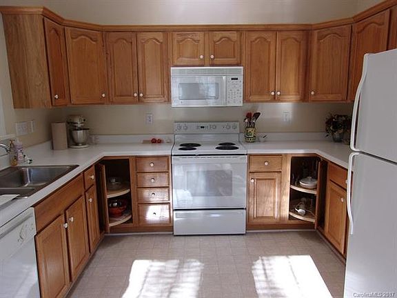 5th image of 8 Old Applewood Ln