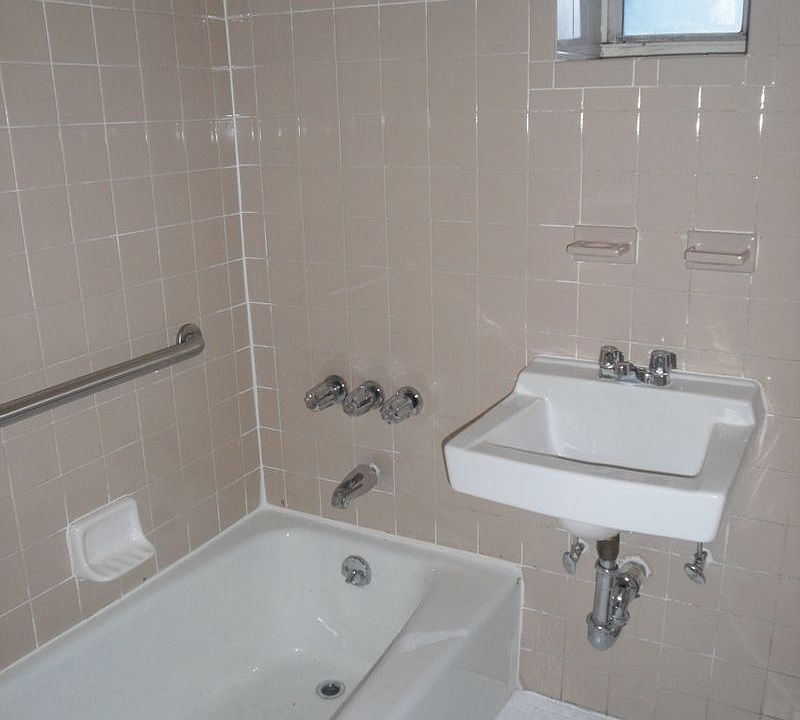 2nd image of 2100 Beekman Pl #O