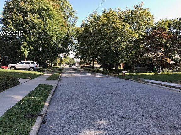 Exterior Neighborhood (street photo)