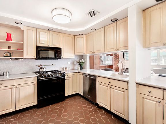 4th image of 256 W 10th St APT 1B