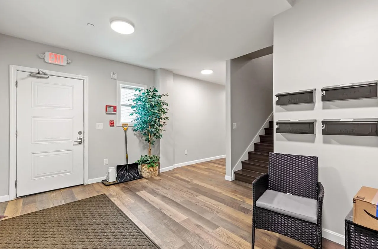 Studio, 800 sqft, $1,800 — Photo 3