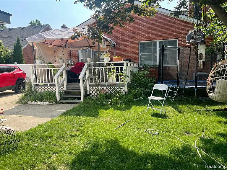 740 N Vernon St — Photo 12