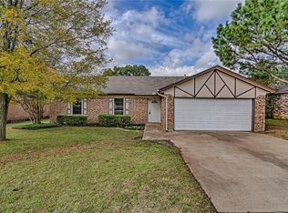 6308 Walnut Springs Dr, Arlington, TX 76001