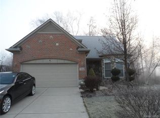 324 Pinecliff Ct, Waterford, MI 48327