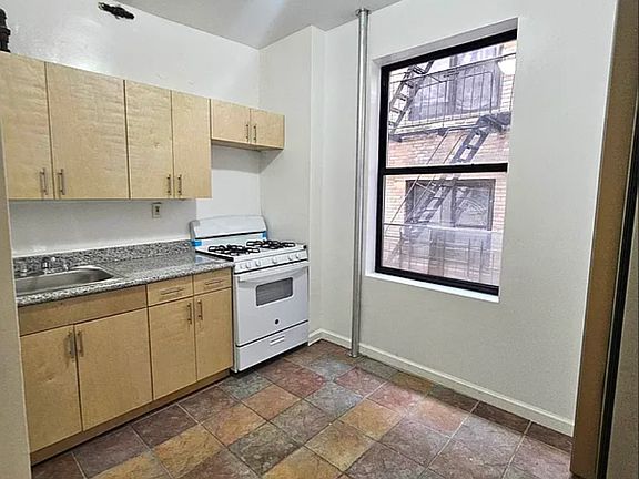 2nd image of 76 Saint Nicholas Pl #32