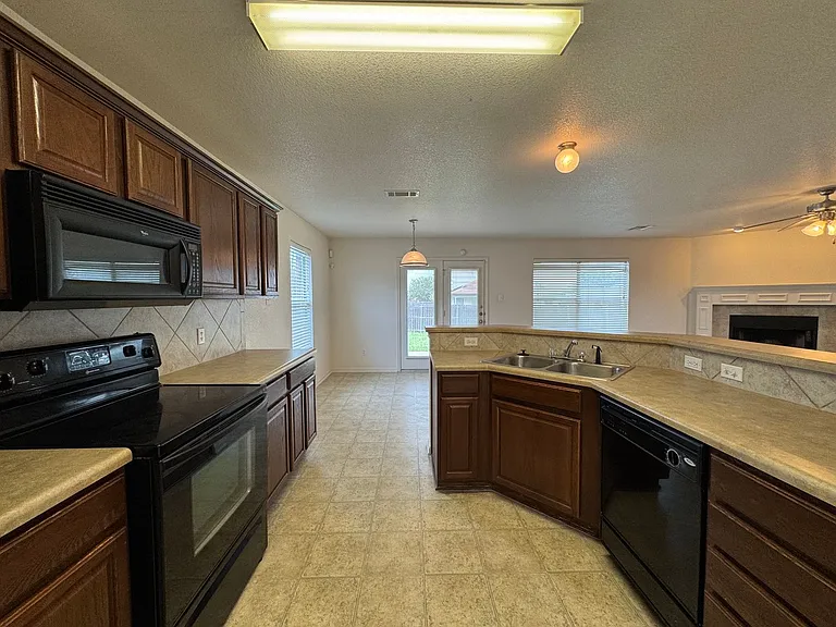 2209 Riley Dr — Photo 12