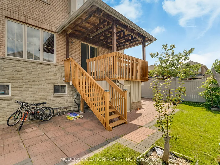 4 Overhold Cres — Photo 50