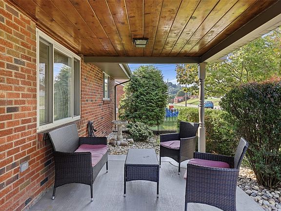 4th image of 1074 Roseanne Ave