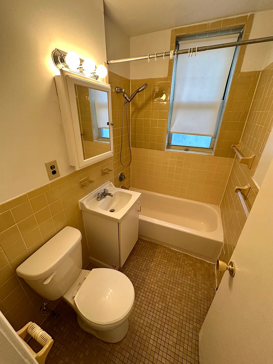 Building Photo - 20 Colborne Rd #9