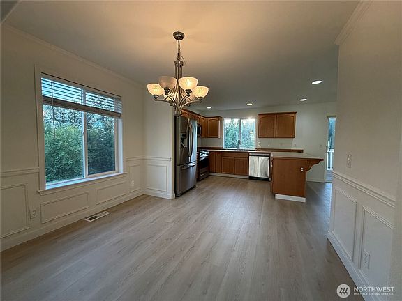 4th image of 6731 37th Street NE