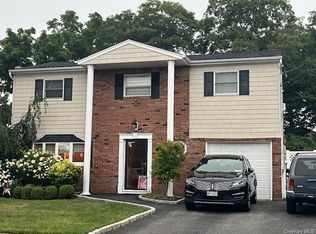 385 Garden St, West Islip, NY 11795